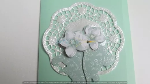 Mintfarbene Grusskarte mit weissem 3D-Blumenmotiv.