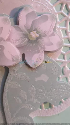 Mintfarbene Grusskarte mit weissem 3D-Blumenmotiv.