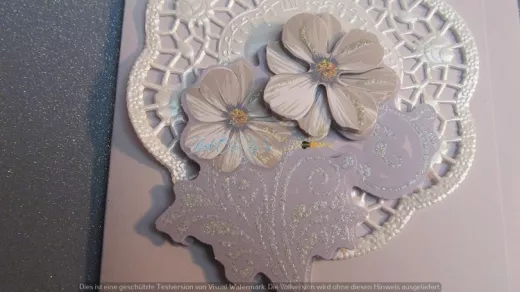 Fliederfarbene Grusskarte mit beglimmertem hellblau/fliederfarbenem Blumen-3D-Motiv