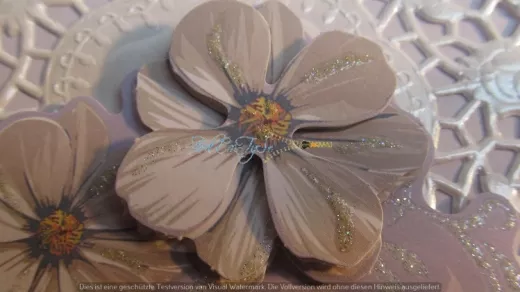 Fliederfarbene Grusskarte mit beglimmertem hellblau/fliederfarbenem Blumen-3D-Motiv